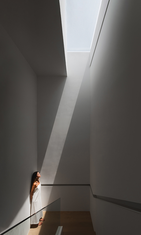 Casa Enmarcada - Escalera con luz