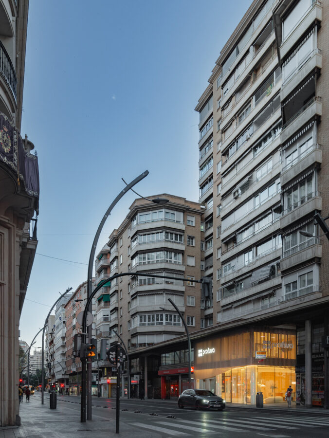 Reforma de local comercial Profusa iluminado al anochecer en la Gran Vía de Murcia