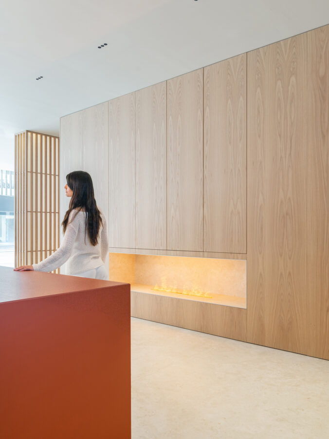 Detalle de mueble de madera con llama decorativa en showroom Profusa