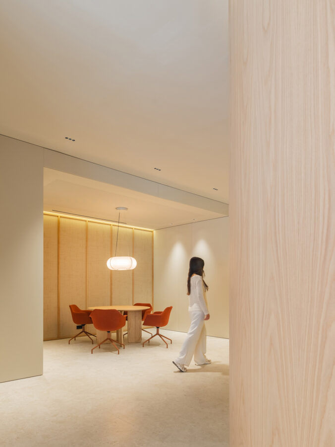 Espacio de reuniones en showroom Profusa con mesa redonda y sillas tejas