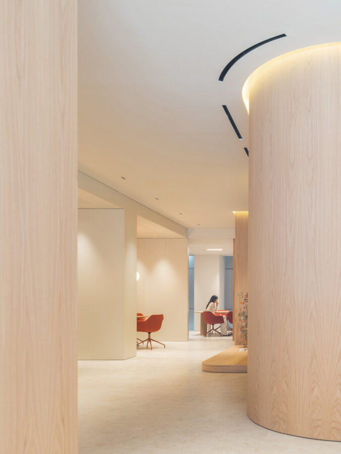 Interior del showroom Profusa con columnas de madera y zonas de trabajo al fondo