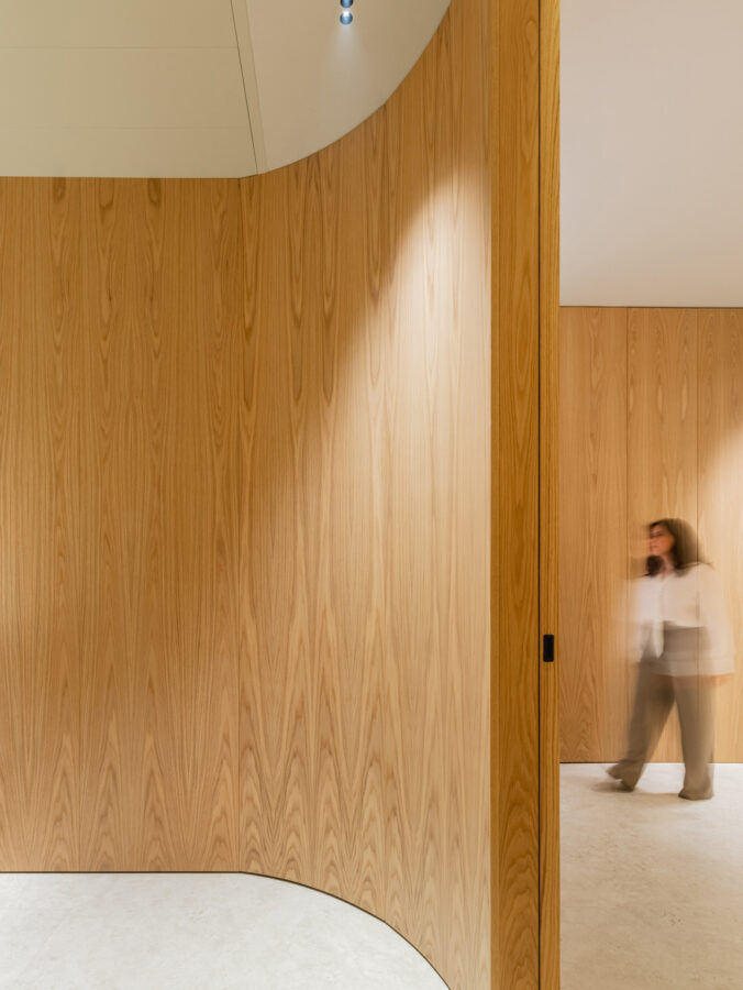 Muro de madera curvo con apertura de puerta